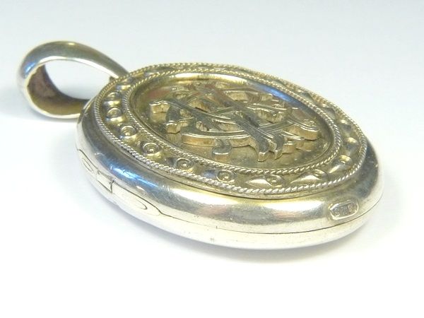 ANTIQUE VICTORIAN ENGLISH STERLING SILVER PHOTO LOCKET AER c1880 